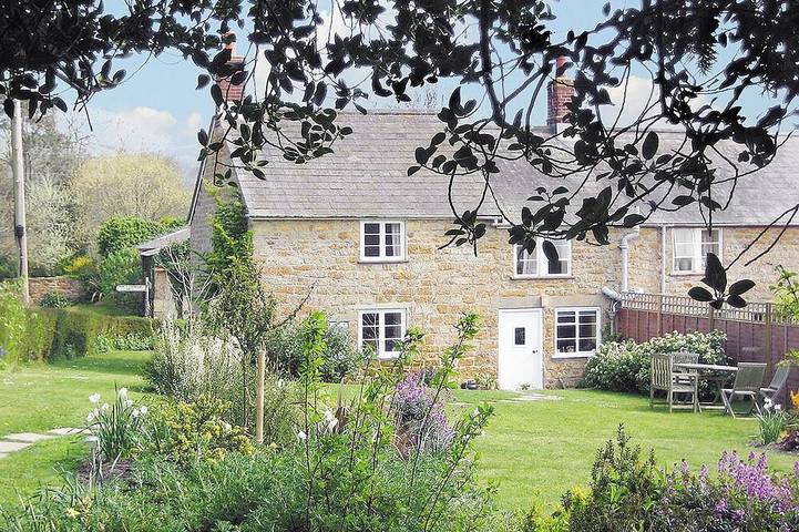 Cottage for 4 people, with garden, with pets in Dorset