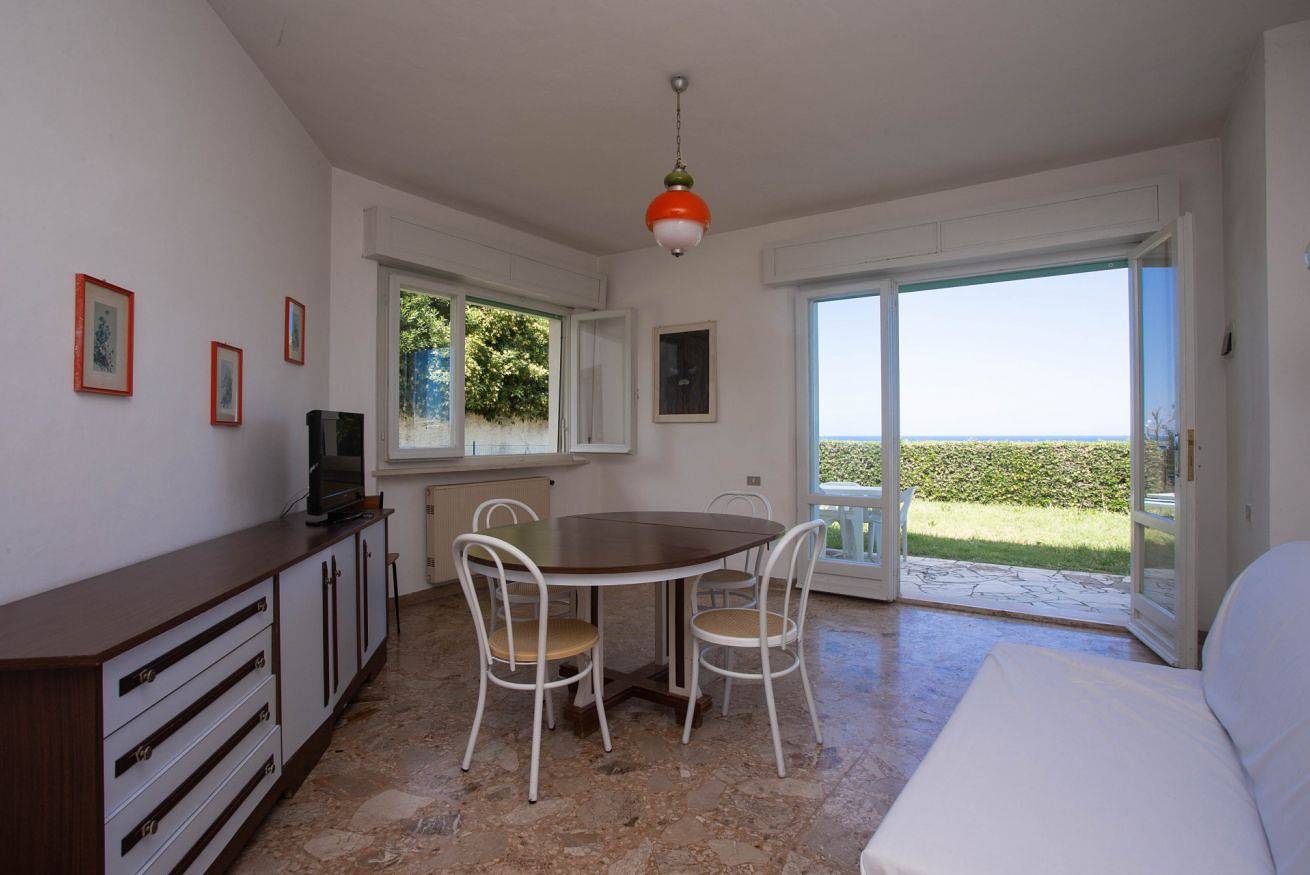 Entire apartment, N129 - Numana, three-room apartment with garden 200m from the beach in Numana, Riviera del Conero