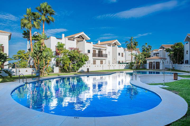 Apartamento para 6 personas, con Terraza y Jardín además de Piscina y Vistas en San Roque