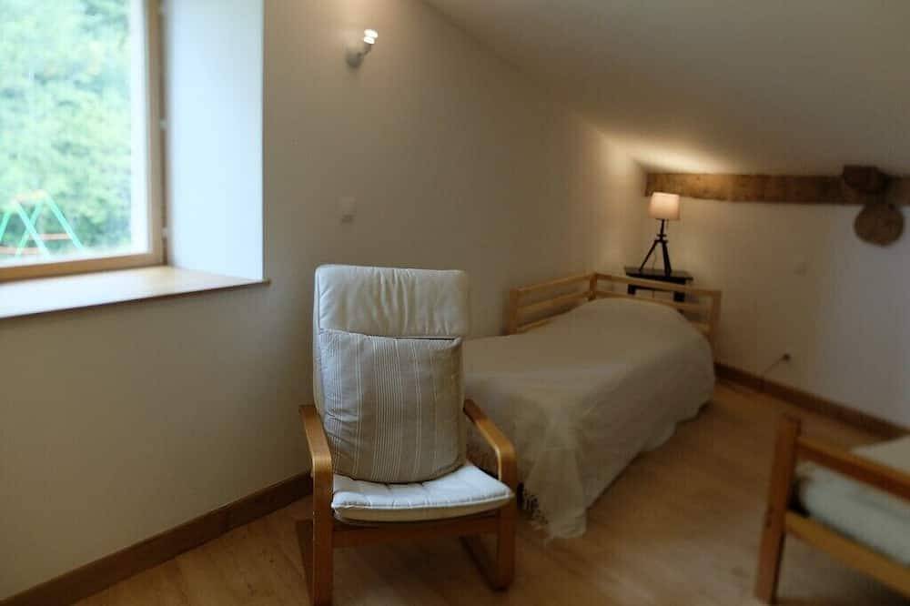 Gîte in the heart of the forest, with swimming pool and beautiful views! in Viscomtat, Regionaler Naturpark Livradois-Forez