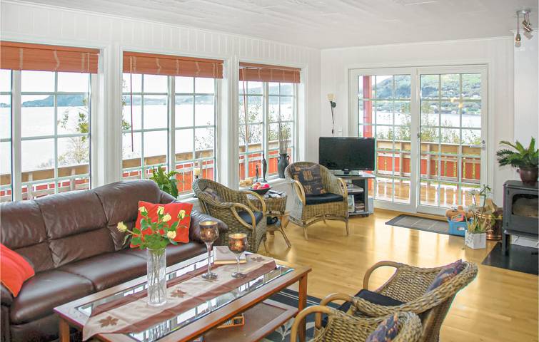 Ferienhaus für 8 Personen mit Garten in Sykkylven