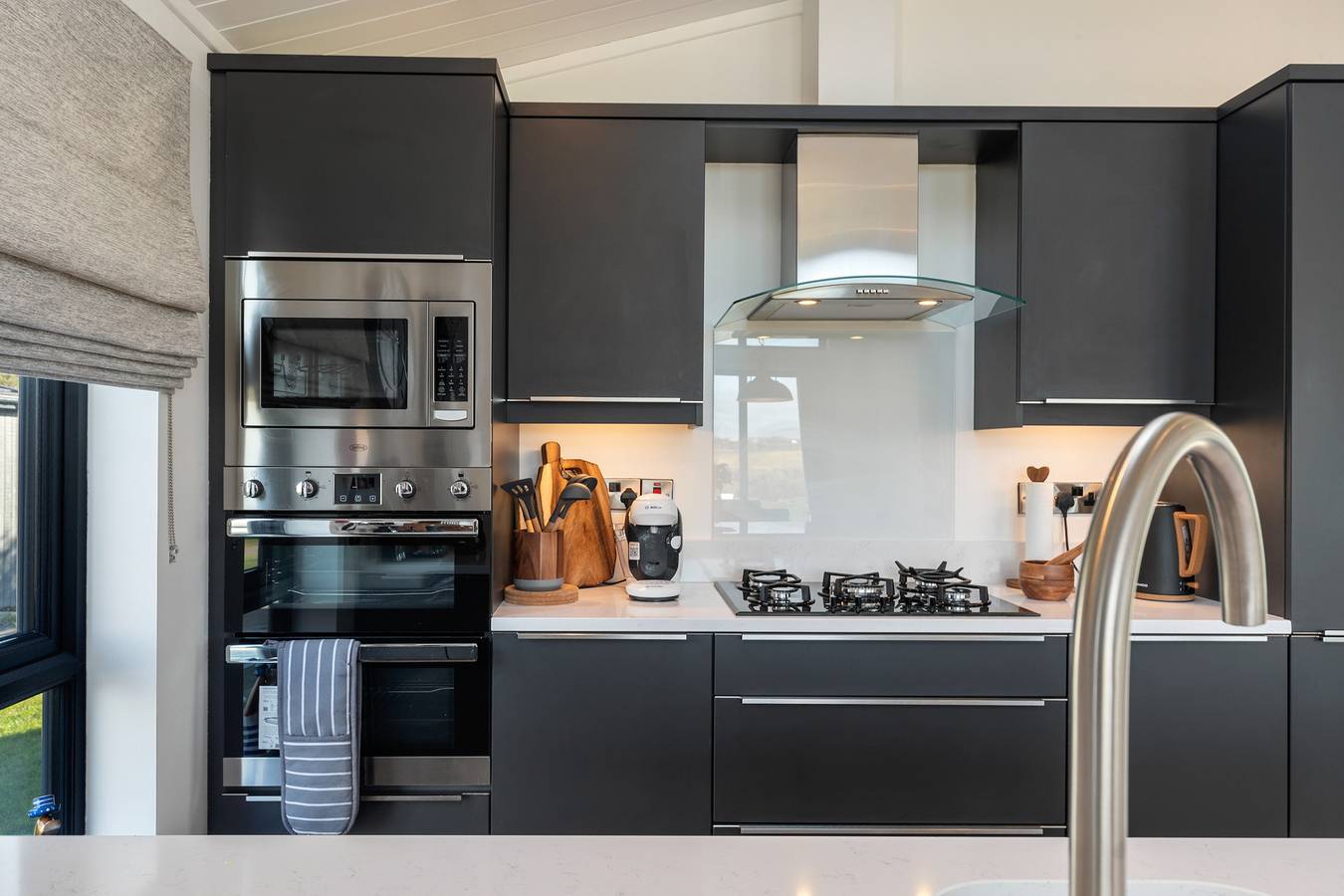 Hiraeth - Luxury Lodge, Hot Tub, Close to Beach in Penally, Pembrokeshire