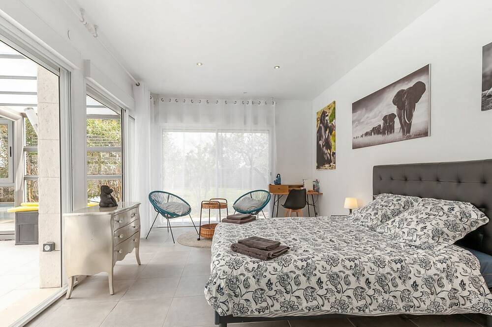 Alleinstehendes Ferienhaus mit Klimaanlage,  W-Lan, Whirlpool, privatem Pool, Tv, Innenhof in Caumont-sur-Durance, Vaucluse