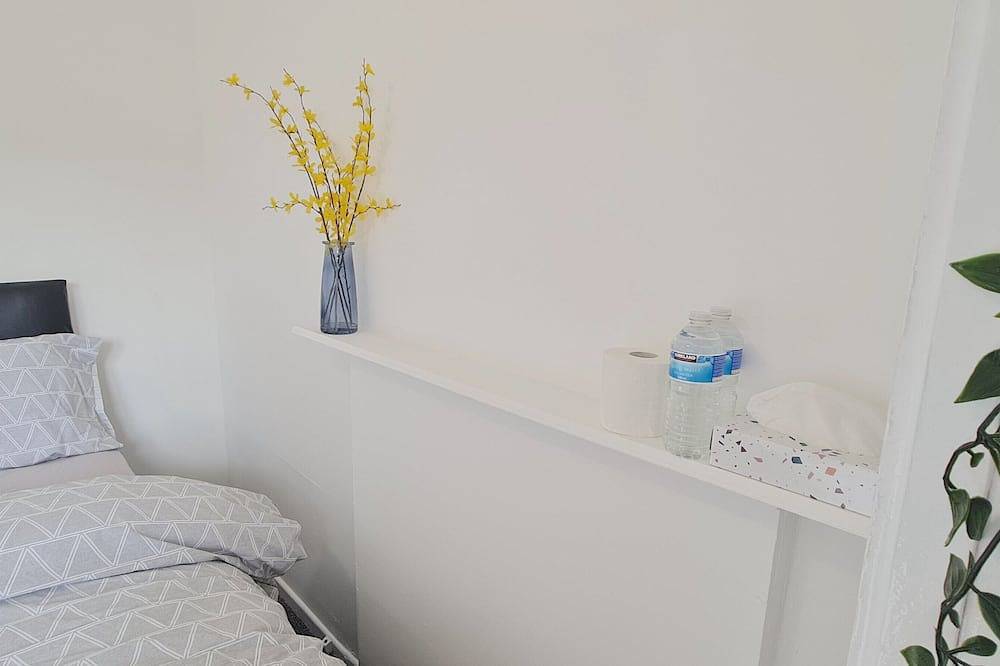 Room 4 - Double bed - 2nd floor - Wifi and is a 2 min walk from Iver station in Iver, Colne Valley Park