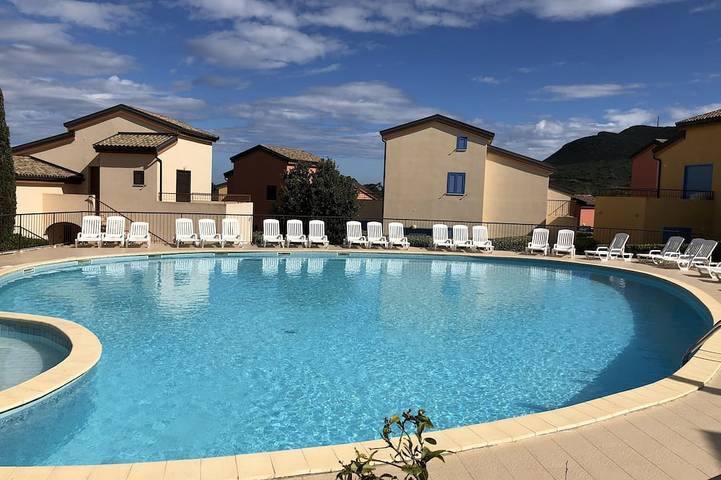 Appartement de vacances pour 4 personnes, avec jardin ainsi que terrasse et piscine