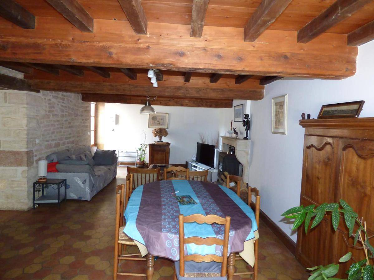 Appartement entier, Four-Bedroom Apartment in Tournus, Région de Mâcon