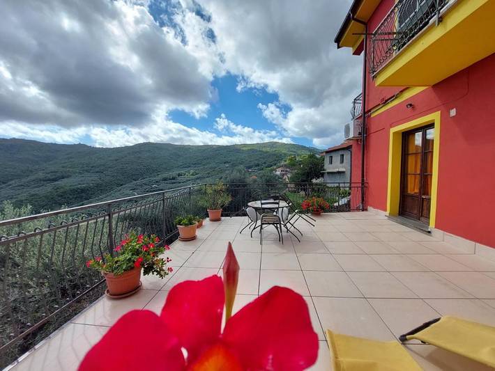 Gîte pour 4 personnes, avec vue et jardin, animaux acceptés à Lucinasco