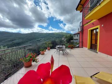 Gîte pour 5 personnes, avec jardin et vue, animaux acceptés à Lucinasco
