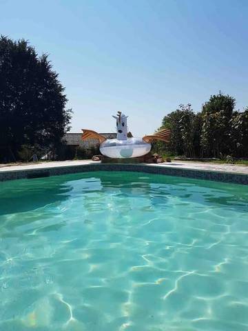 Location de vacances pour 5 personnes, avec terrasse ainsi que jardin et piscine, animaux acceptés à La Porcherie