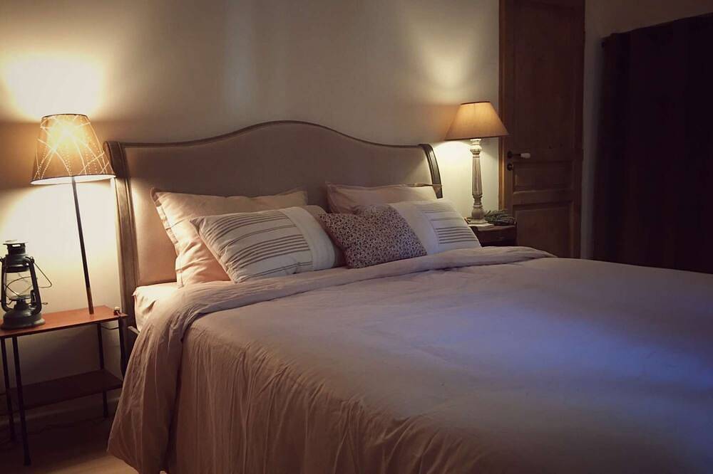 Large family farmhouse near L'Isle-sur-la-Sorgue in Velleron, Vaucluse