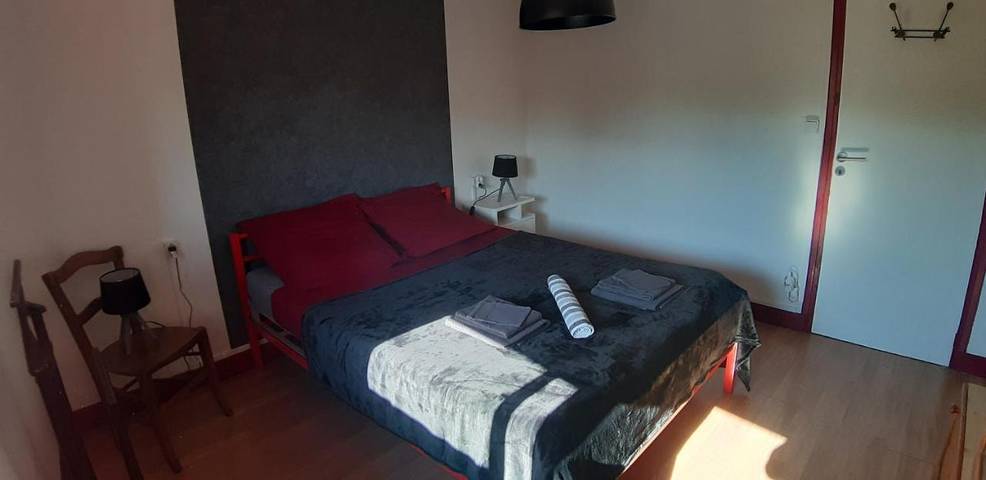 Location de vacances pour 2 personnes, avec terrasse ainsi que jardin et vue à Riom - 4