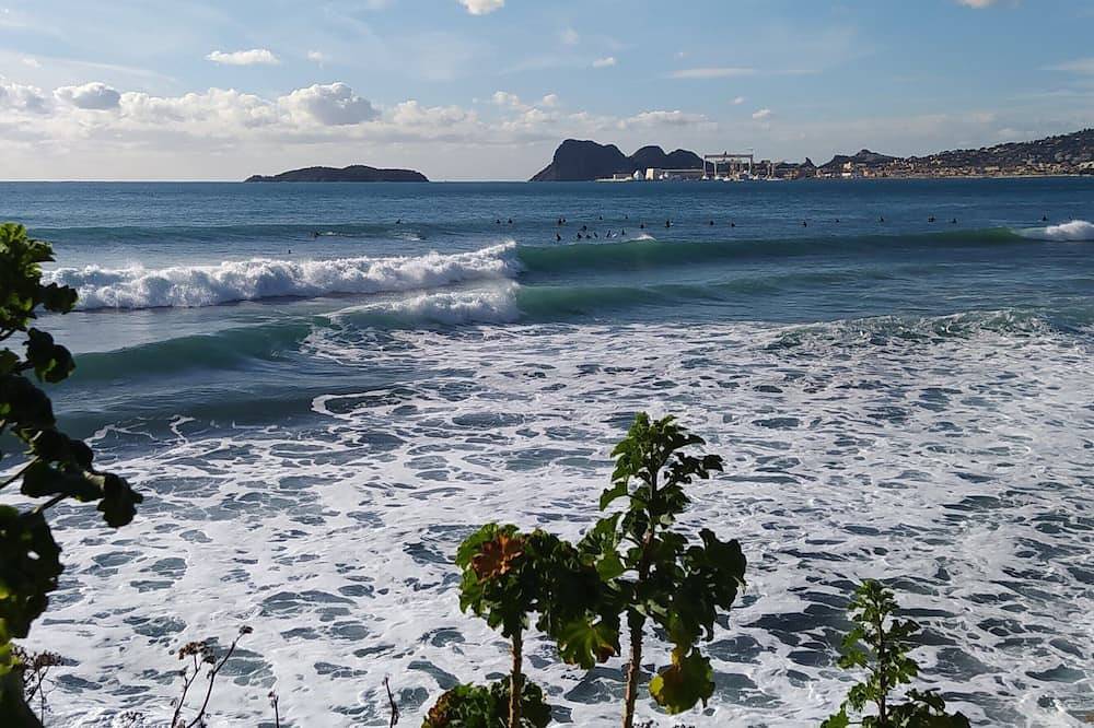 Entire apartment, Studio - quiet seaside location with private parking in La Ciotat, Marseille region