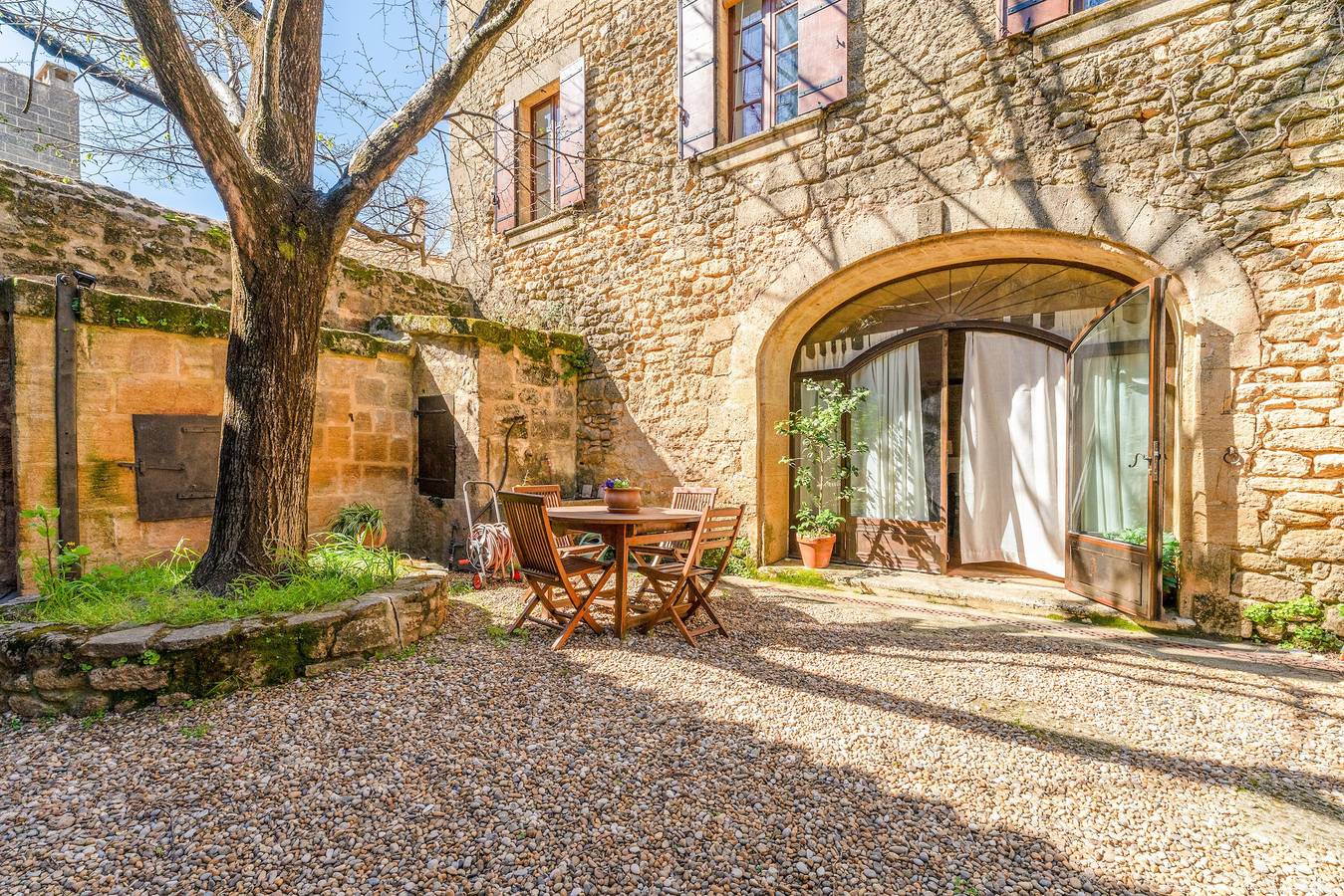 Bed & Breakfast „Chambre 2“ mit Gemeinschaftspool, Terrasse & Wlan in Vers-Pont-du-Gard, Nimes und Umgebung