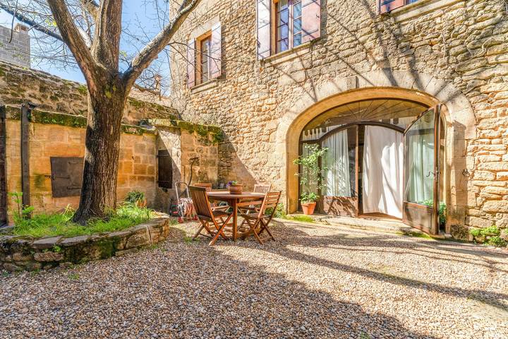 Bed and Breakfast 'Chambre 2' with Shared Pool, Shared Terrace and Wi-Fi in Vers-Pont-du-Gard, Nimes region