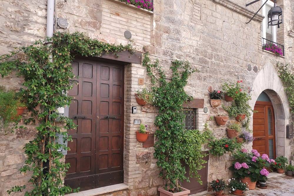 Ganze Wohnung, Antica Assisi Apartment - in the Historic Center with Bedroom, Bath and Kitchen in Assisi, Perugia Provinz