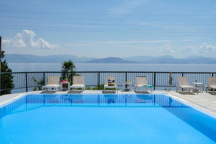 Hôtel pour 4 personnes, avec balcon ainsi que vue et piscine