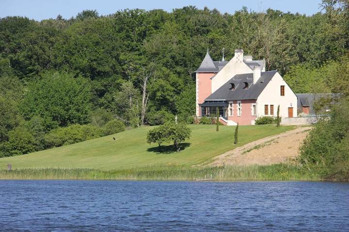 Location de vacances pour 14 personnes, avec Terrasse et Jardin ainsi que Piscine et Vue à Continvoir