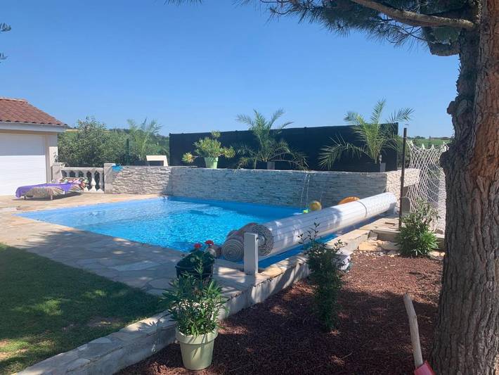 Gîte pour 4 personnes, avec vue ainsi que piscine et jardin dans Viricelles