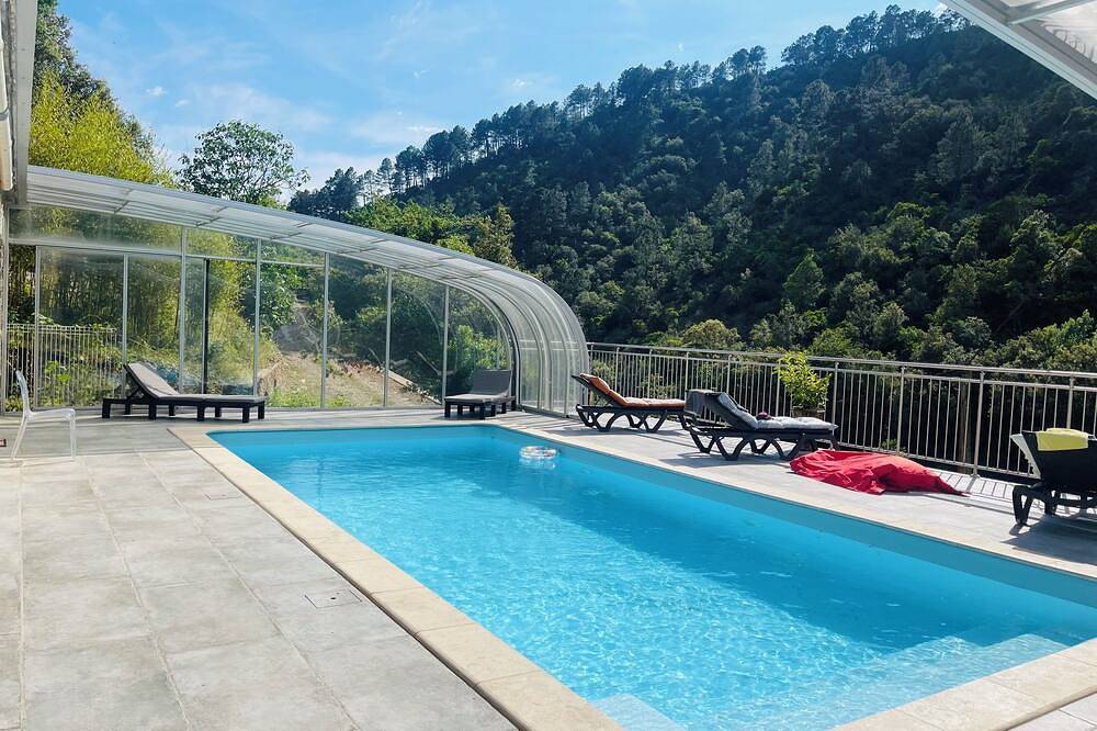 Grand Gîte au cœur du parc national des Cévennes piscine couverte et chauffée in Saumane, Parc national des Cévennes