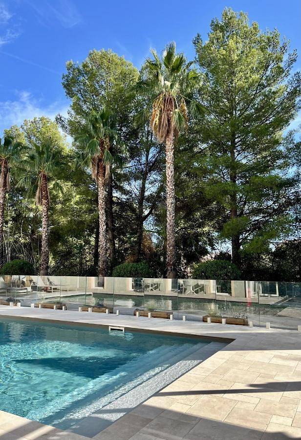 Hôtel pour 3 personnes, avec terrasse ainsi que jardin et piscine