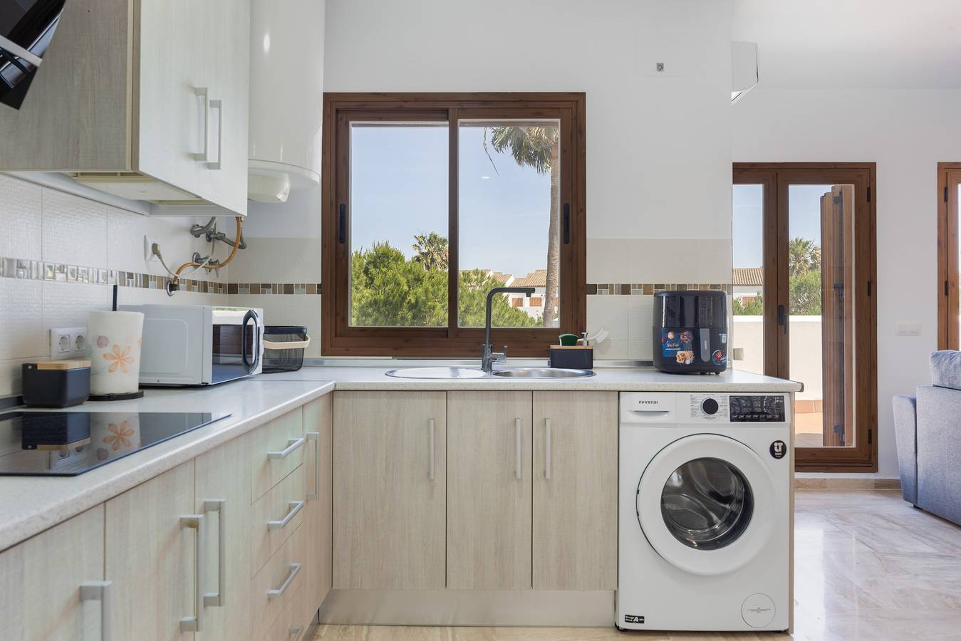 Apartamento entero, Apartamento 'Barrosa Essence' con piscina compartida, terraza y aire acondicionado in Playa La Barrosa, Chiclana de la Frontera