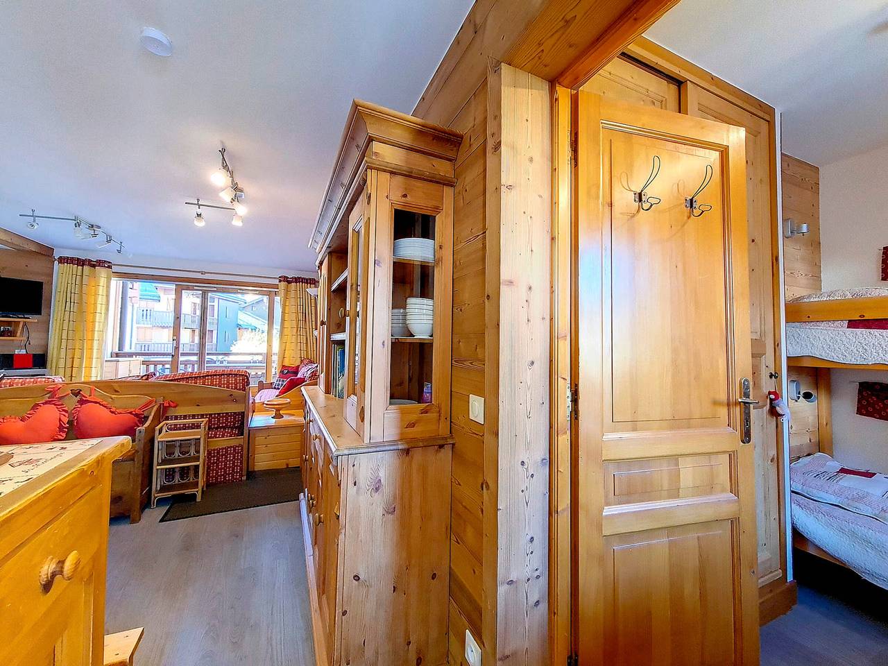 Entire apartment, Bright Spacious Apartment · Near Slopes · Balcony · Free Wi-Fi in Saint-Martin-de-Belleville, Les Trois Vallées