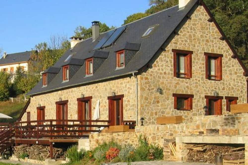 Appartement entier, Gîte 4-6 personnes avec vue exceptionnelle sur les sommets Pyrénéens in Préchac, Parc national des Pyrénées