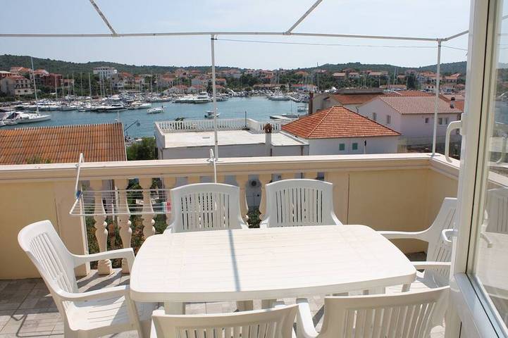 Ferienwohnung für 4 Personen, mit Balkon in Jezera