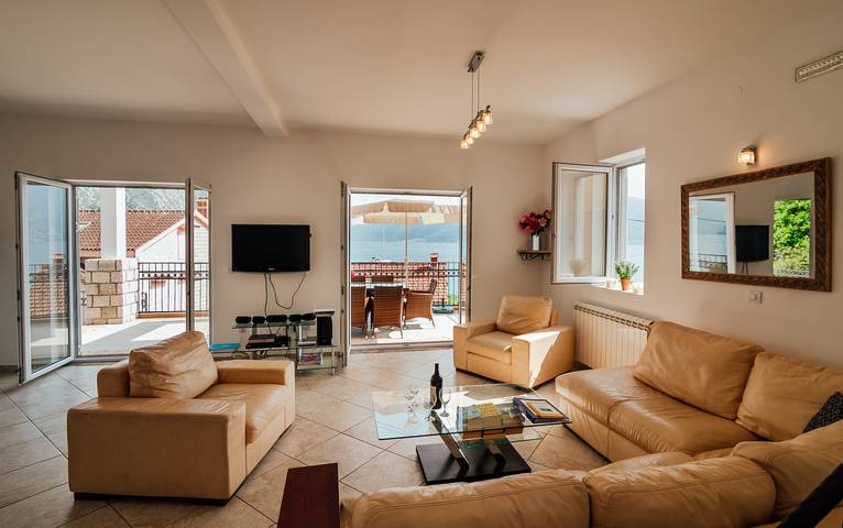 Apartamento para 9 personas, con vistas al mar además de jardín y vistas en Montenegro