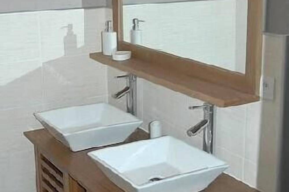 Charming bed and breakfast in a residential area - 2 people in Draguignan, Draguignan region