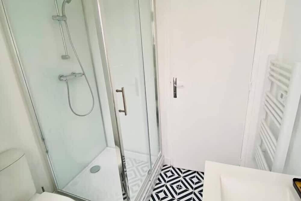 Apartamento entero, Apartamento-Familiar-Baño privado con ducha in Laval, Mayenne (desambiguación)