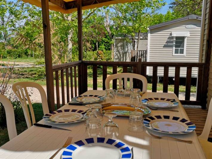 Mobil home pour 2 personnes, avec terrasse et piscine à Collias - 2