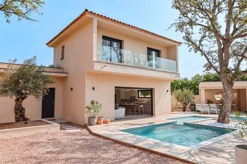 Location de vacances pour 10 personnes, avec jardin ainsi que piscine et balcon, adapté aux familles à Zonza