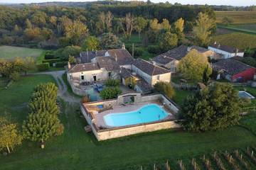 Gîte pour 15 personnes, avec jardin, animaux acceptés à Saint-Michel-de-Montaigne