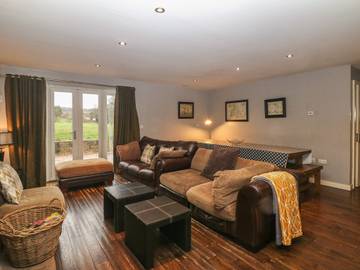 Cottage for 10 People in Alton Towers, Staffordshire, Photo 1