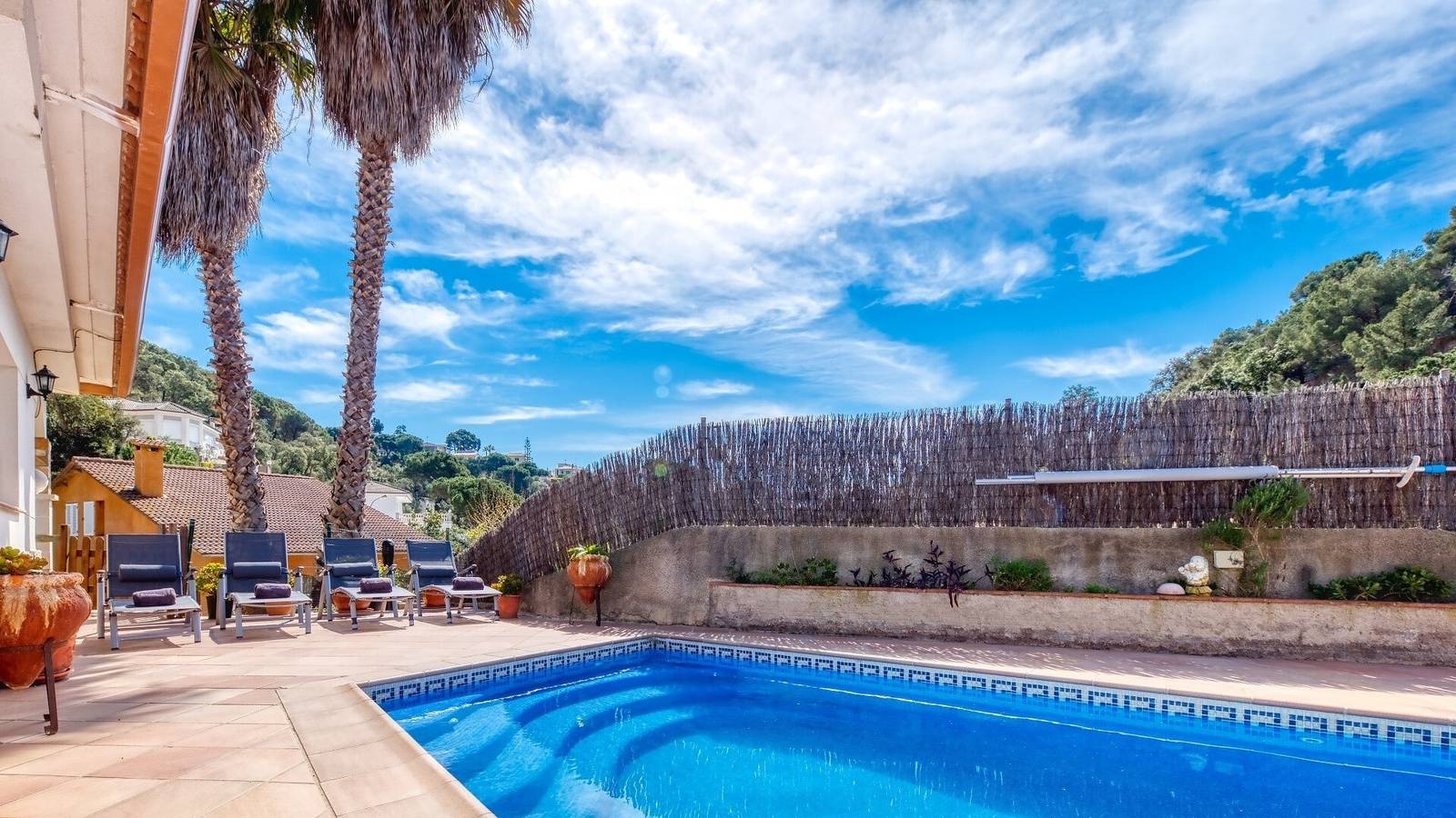 Villa "Costacabana - Villa Valeria" avec piscine, jardin et Wi-Fi in Font de Sant Llorenç, Lloret de Mar