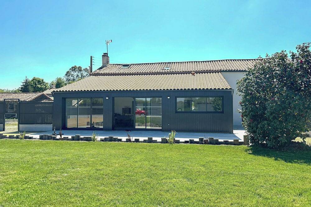 Cottage with spa between beaches and Puy du Fou in La Roche-sur-Yon, Loire Valley