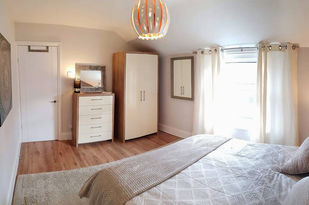 Helles, luftiges und geräumiges Zimmer. Zentral gelegen in Portsmouth, Südostengland