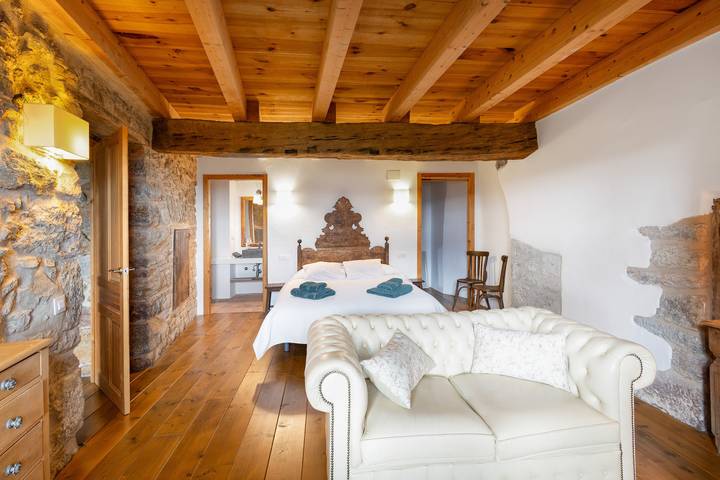 Holiday Home 'La Coma' with Mountain Views, Shared Garden & Wi-Fi in Ogassa, Katalonske Pyrenæerne