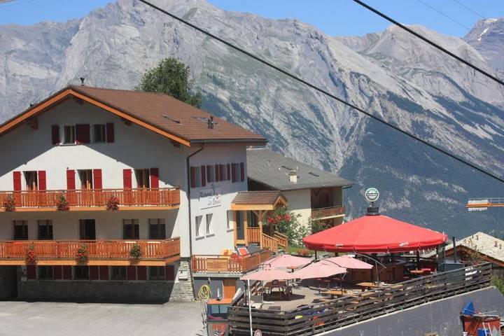 Hôtel pour 8 personnes, avec Terrasse ainsi que Jardin et Sauna à Nendaz