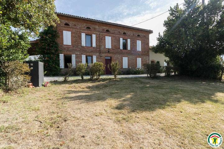Gîte pour 12 personnes, avec Terrasse ainsi que Jardin et Piscine à Aignes