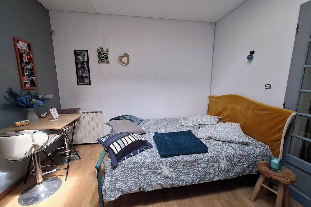 Room for rent by the night with breakfast included near Saint-Emilion in Coutras, Región de Libourne