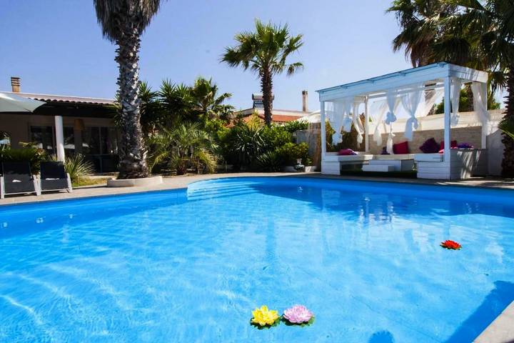 Maison de vacances pour 17 personnes, avec Balcon et Terrasse ainsi que Jardin et Piscine à Lido Pizzo