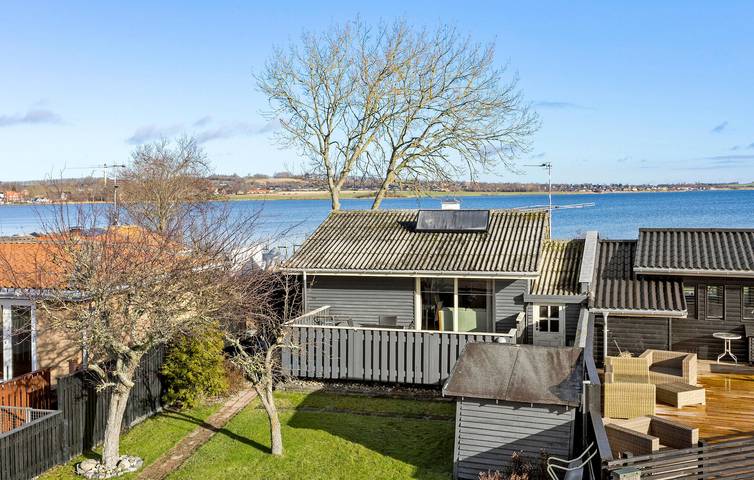 Ferieudlejning for 2 personer, med Terrasse og Have i Munkebo