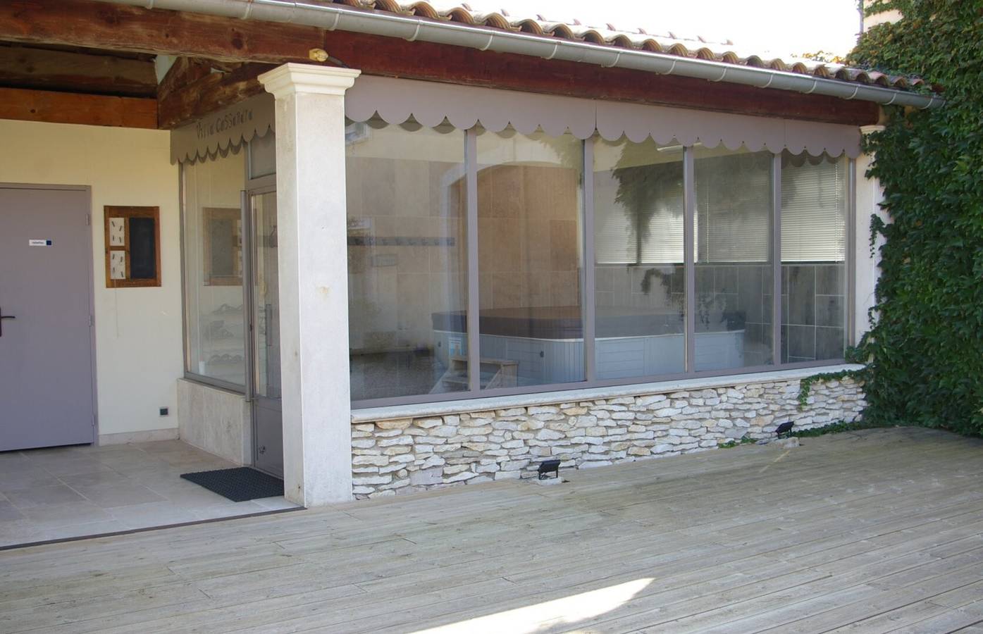 Casa vacacional “Gîte Genêt - Villa Cassandra” con piscina compartida, Wi-Fi y aire acondicionado in Tavel, Region de Nimes