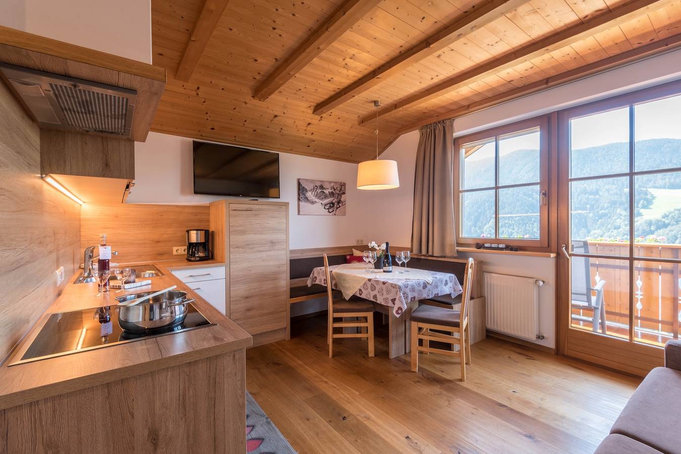 Geheel appartement, Modern "Appartement Sella" met Uitzicht op de Bergen, Wifi, Balkon, Tuin & Terras in Lajen, Dolomiti Superski