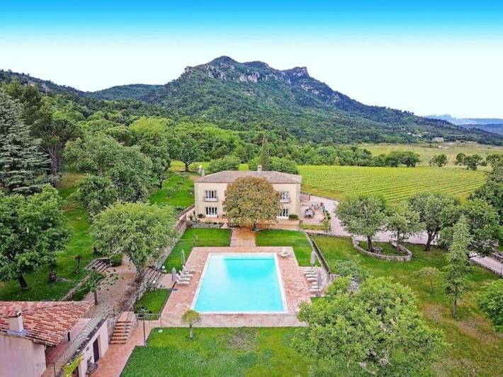 Villa pour 15 personnes, avec jardin et sauna ainsi que vue et piscine