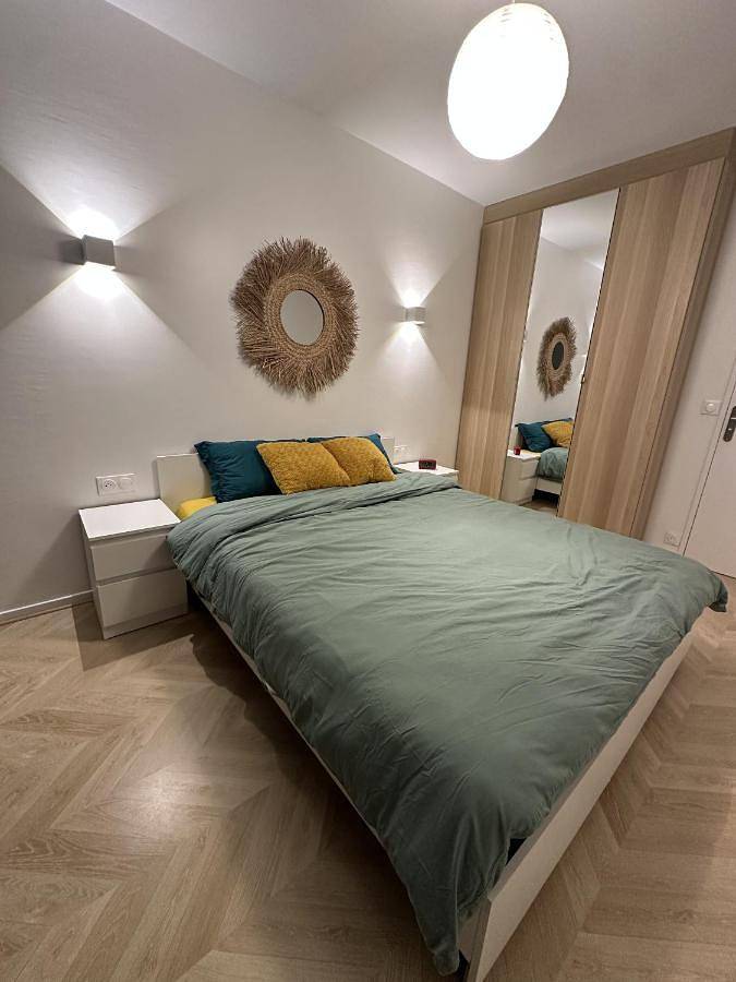 Appartement entier, Paris-Montrouge Magnifique Appartement 4 pièce de 88m2 - très cosy pour 1 à 8 personnes refait à neuf - Entire Apartment Luxirious And Warm - Montrouge Paris 14ème - Proche Aéroport Orly & Parc Expositions Porte de Versailles Free Wifi Gratuit in Montrouge, Hauts-de-Seine