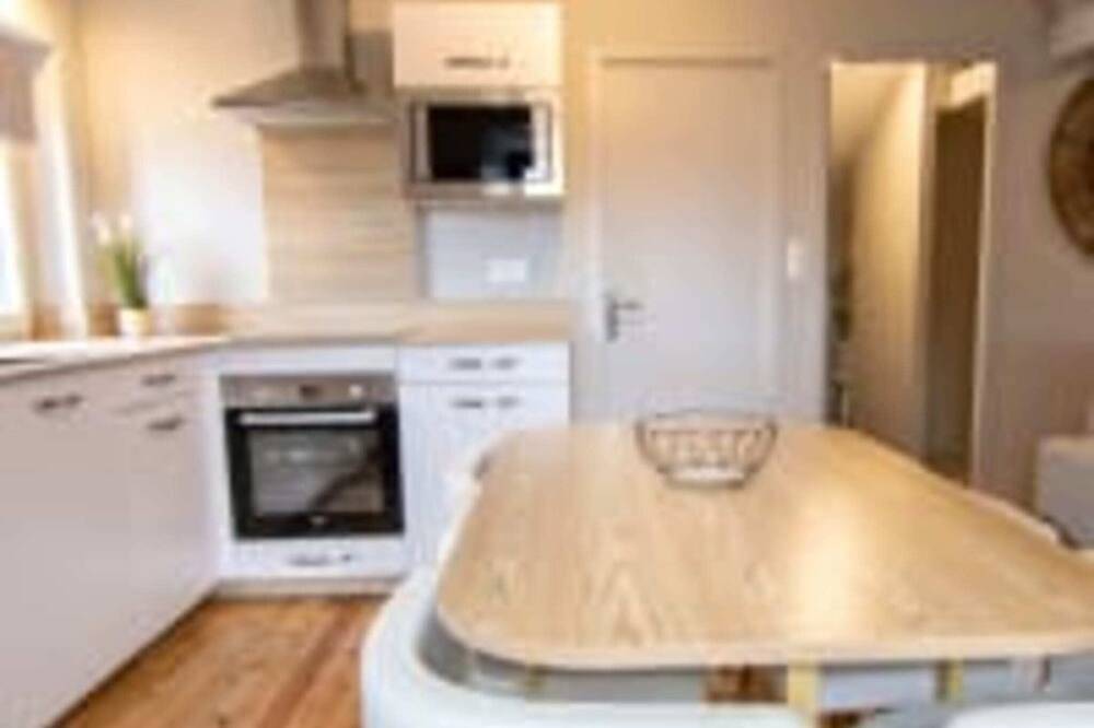 Entire apartment, Apartment 6 people air-conditioned family type 2 bedrooms + sofa bed Puy de Dôme 302 in Châtel-Guyon, Riom region