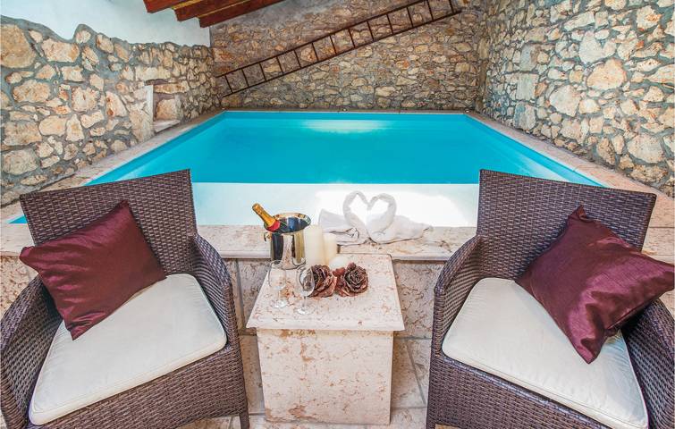 Vakantiehuis voor 9 personen, with Terras and Tuin as well as Zwembad and Sauna in Moscenicka Draga